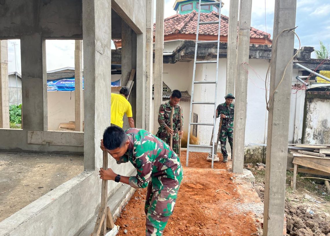 Satgas TMMD 127 Kodim 0430/Banyuasin Bersama Masyarakat Tuntaskan Penimbunan Tanah di Sekitar Masjid Jami Darusalam