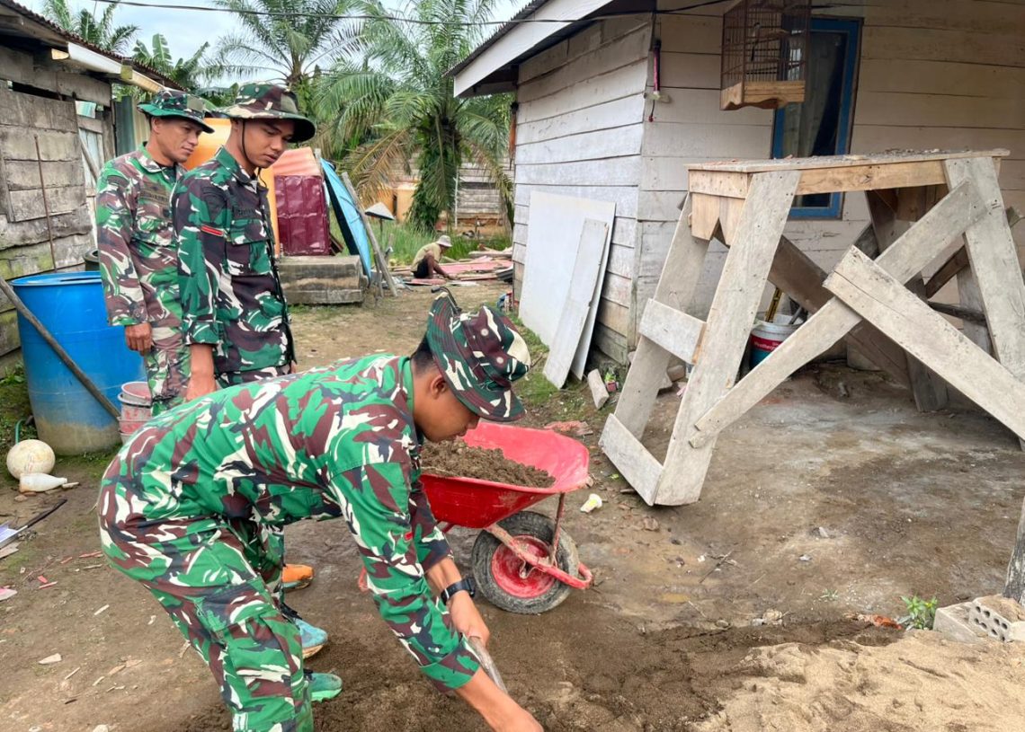 Satgas TMMD 127 Bersama Masyarakat Kejar Pekerjaan Plester Dinding Rumah Bapak Paiman