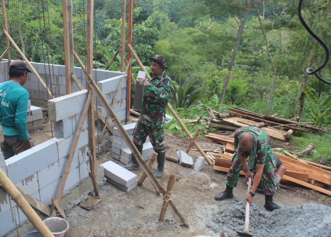Sentuhan Tekun di Dinding Harapan, Satgas TMMD Pasang Hebel RTLH di Somagede