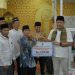Wagub Sumbar Serahkan Dana Hibah Safari Ramadan dan 100 Paket Perlengkapan Sekolah di Masjid Raya Taluk
