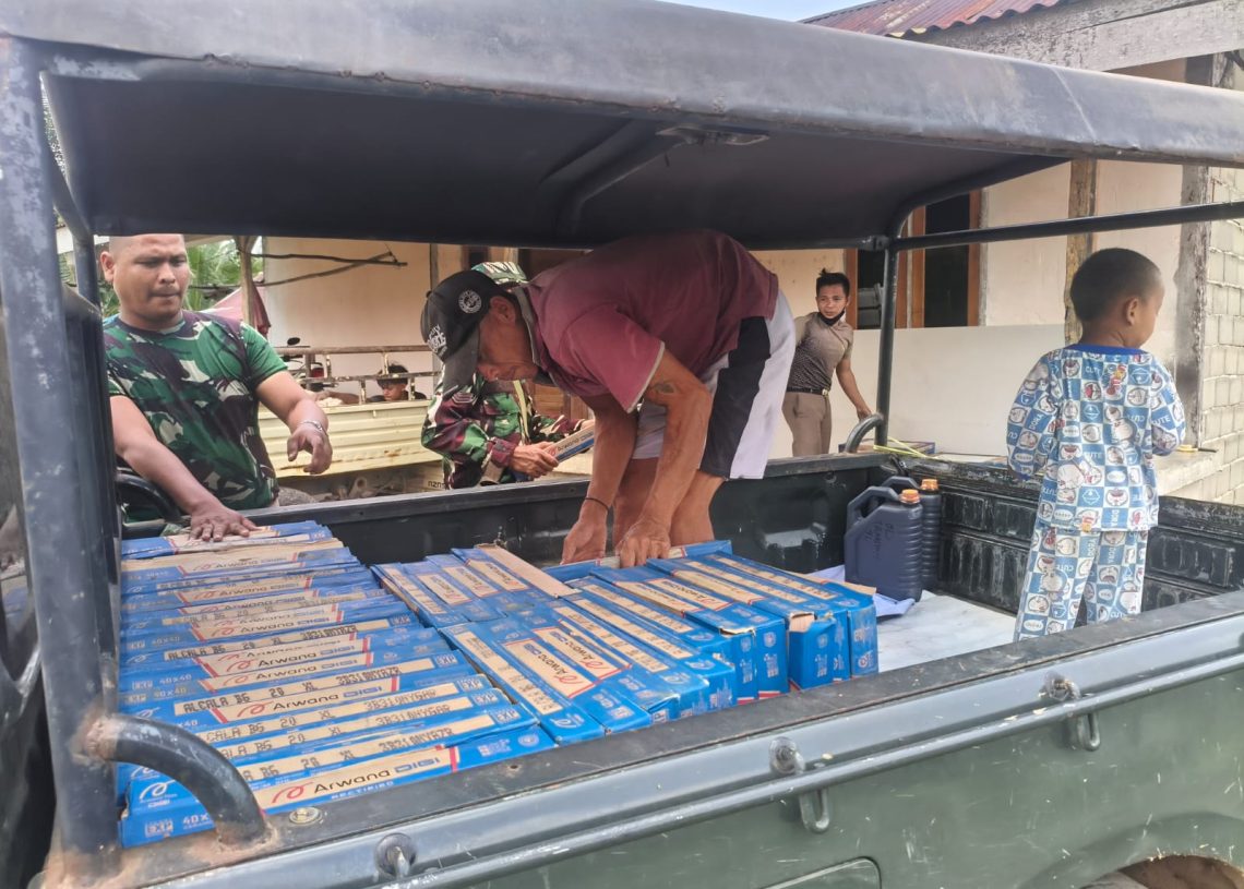Satgas TMMD 127 Bersama Warga Gotong Royong Angkat Material Keramik untuk RLTH