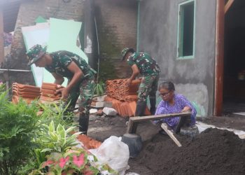 Semangat Tak Kenal Usia, Ibu Rastip 60 Tahun Turut Mengayak Pasir Saat Bedah Rumah