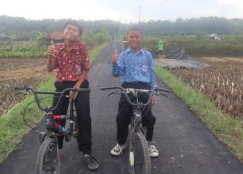 Keceriaan Anak Cikuya Saat Mencoba Gowes Sepeda diatas Aspal Jalan Baru