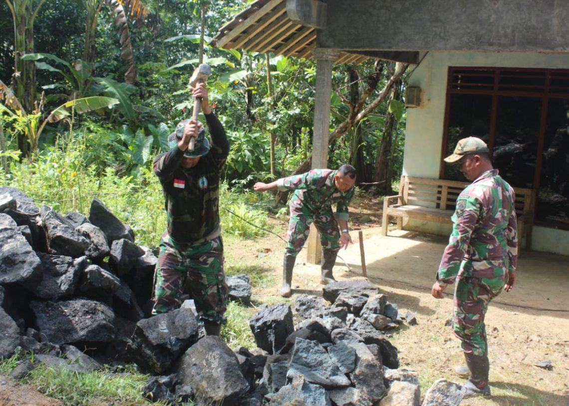 Di Balik Batu yang Terbelah, Ada Semangat Prajurit Membangun Desa