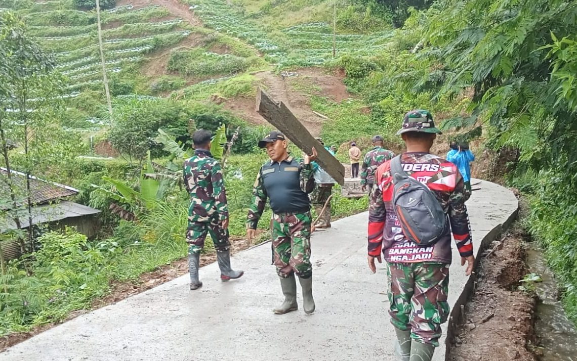 Satgas TMMD 127 Kodim 0624/Kab. Bandung Bersama Masyarakat Bersihkan Bekisting dan Siapkan Tapak Tugu