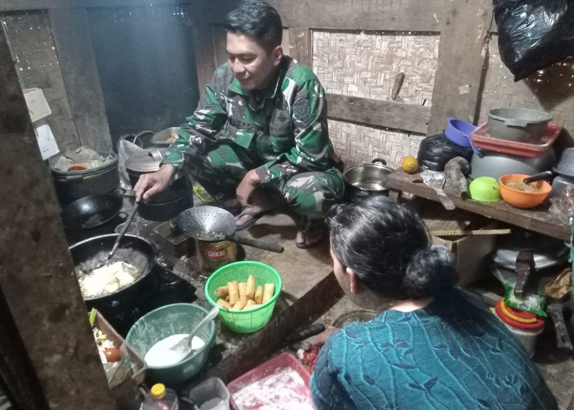 Serda Hendro Bantu Masak Buka Puasa, Wujudkan Kemanunggalan Tni Dengan Rakyat Dalam Tmmd Ke-127